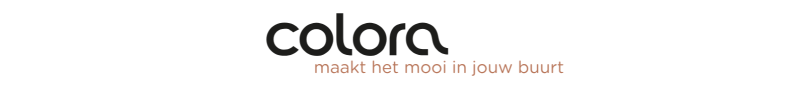 Op de afbeelding staat het woord ‘colora’ in zwarte letters boven de Nederlandse zin ‘maakt het mooi in jouw buurt’ in bruine tekst op een witte achtergrond.