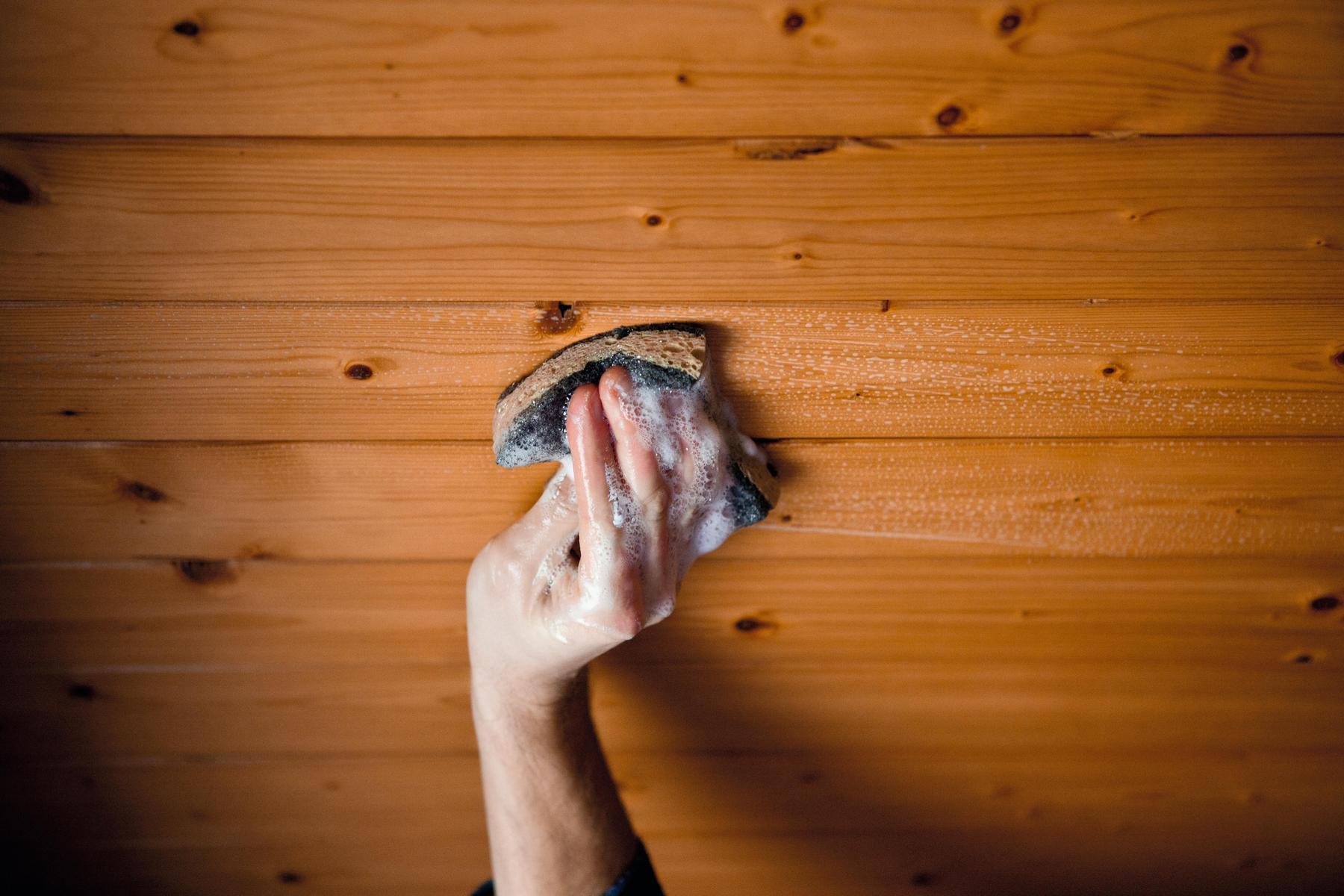 schuur en ontvet de houten plafondlatjes