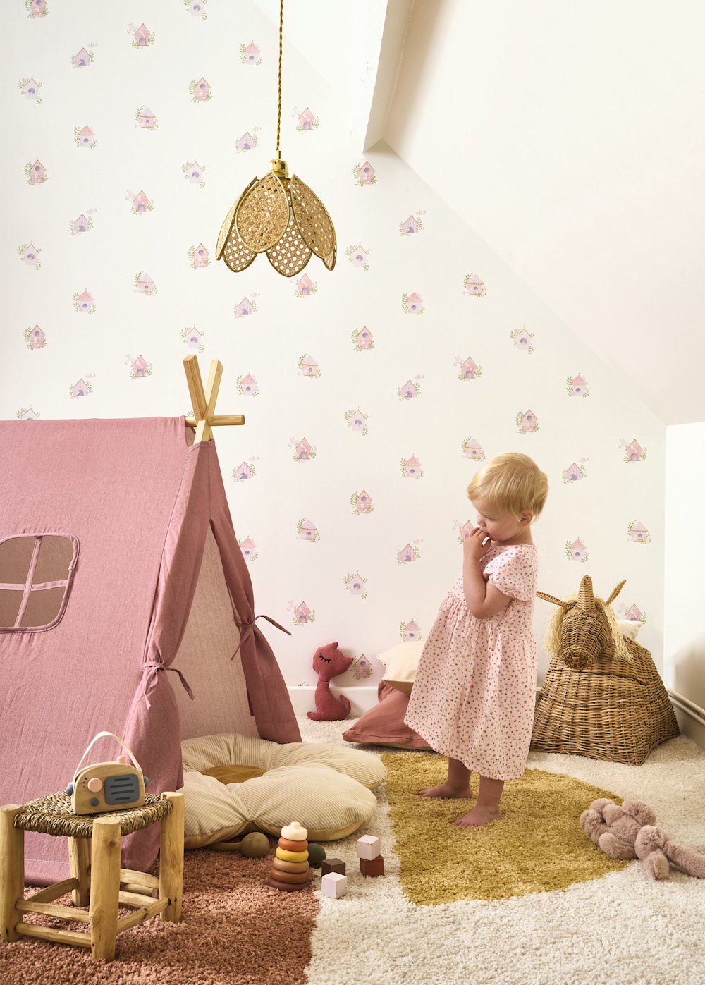 papier peint - salon - Casadeco - Once upon a time 3 - 202895432  - blanc - rose -  Chambre d'enfant décorée de petits nichoirs discrets