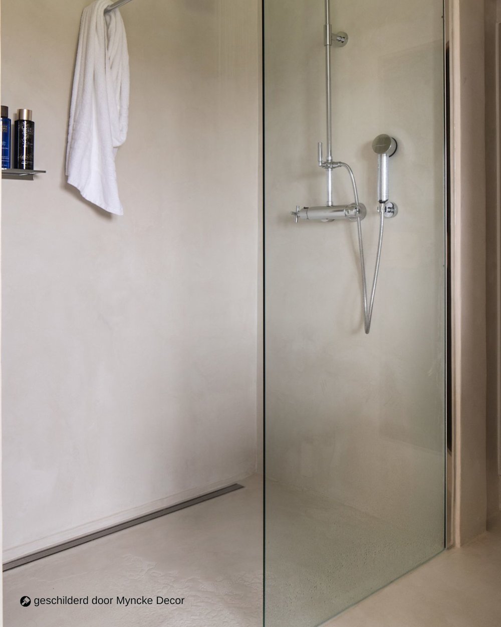 inspiratiebeeld colora – Aqua Sensa –  Inloopdouche Naadloze minerale afwerking Beige betonlook – AS 02 – geschilderd door Myncke Decor 