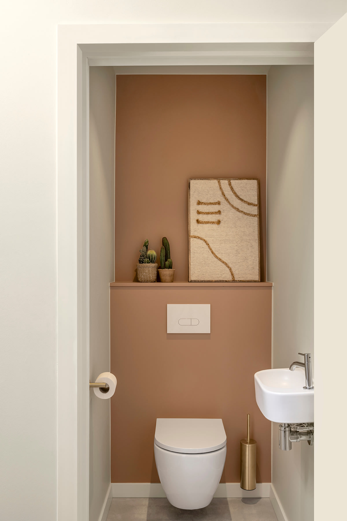 Toilet met terracottawand