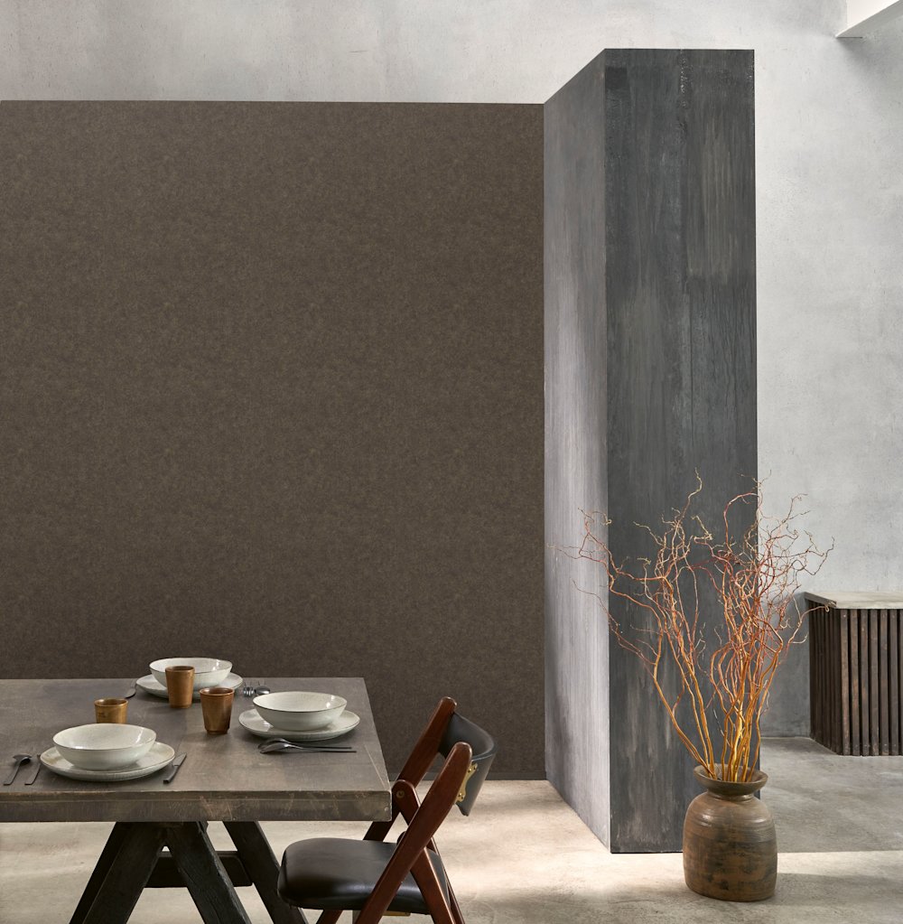 papier peint - salon - Casadeco - basalte - 202759855  - marron - Mur foncé · béton · bois · tons terre