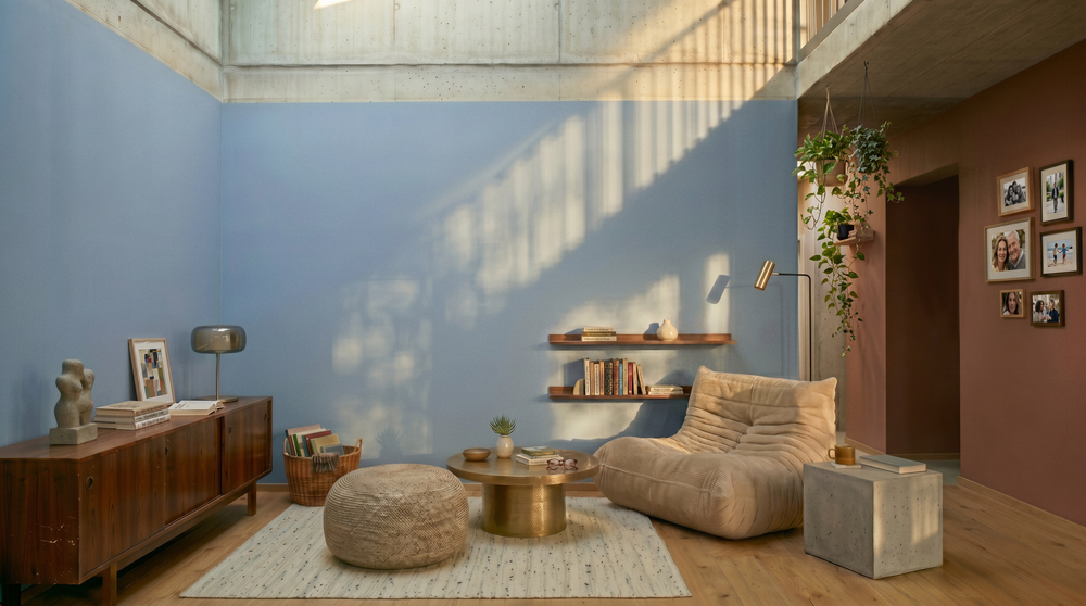 kleur - leefruimte - blauwe muur, terracotta accentmuur - WE M100 - WAC 060 - bossflow silk - wave3 2026 actiedagen 