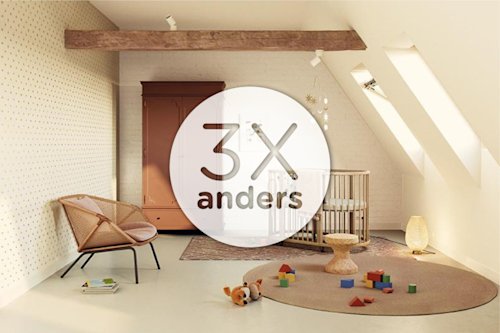 Een kinderkamer met een wieg, bruine kledingkast, rieten stoel, rond vloerkleed, verspreid speelgoed, teddybeer en schuine dakramen.