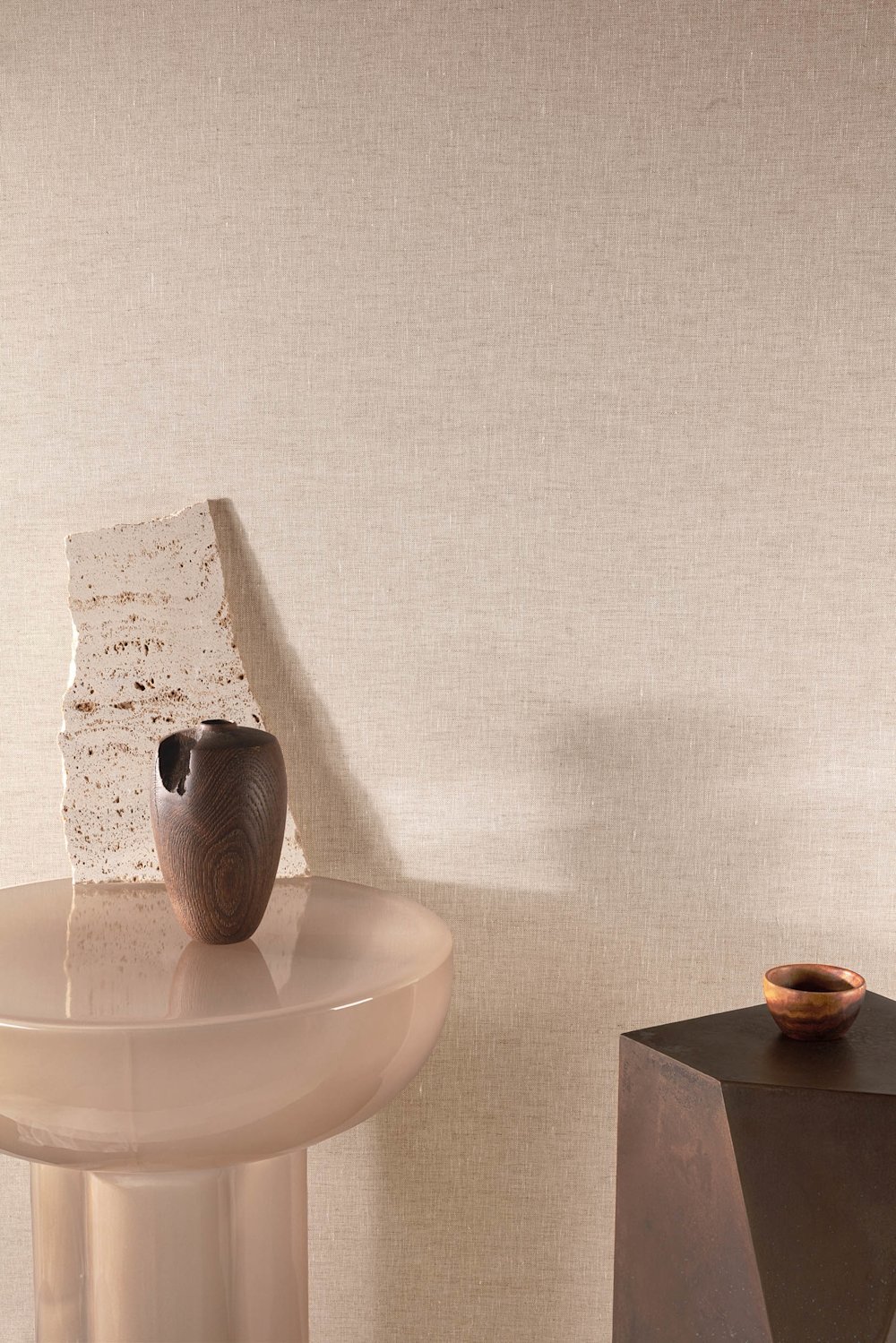 behang - woonkamer - Masureel - Erosion - BLONE707 - zandbeige - linnen - lichttaupe - crème - beige textielbehang met decoratieve bijzettafels