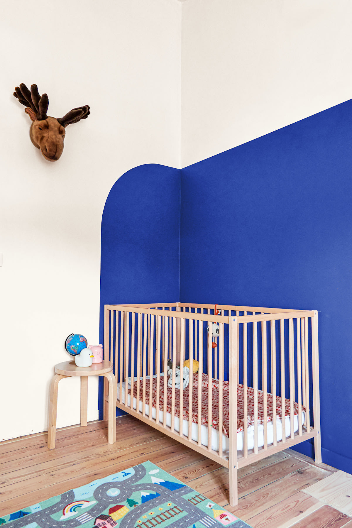 5. Speelse kinderkamer met koningsblauw accent