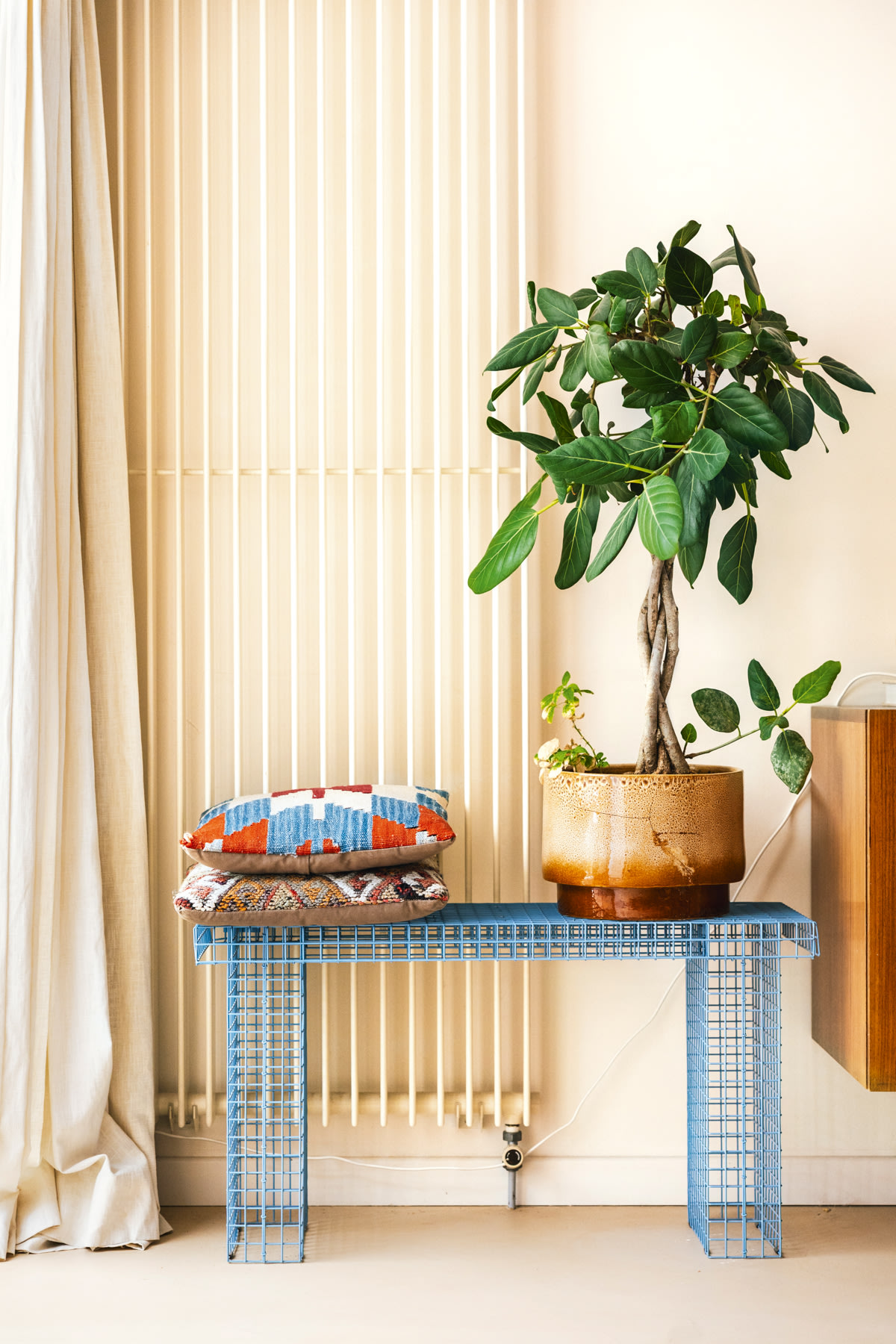 BIMU – woonkamer – off white – radiator – blauw bank - woonverhaal Camille bel-étage Berchem – coloramagazine