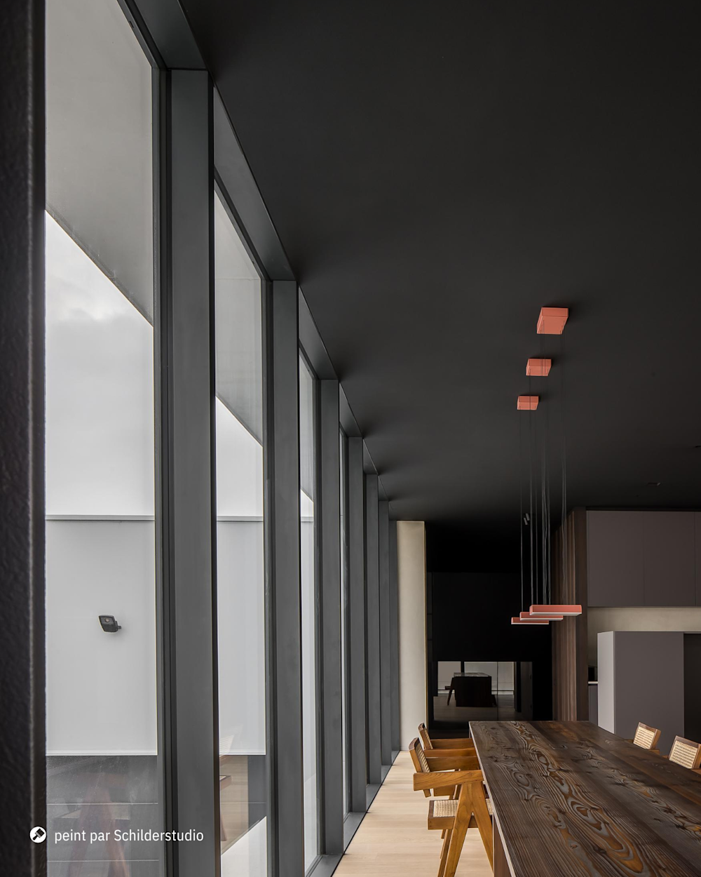 Intérieur minimaliste moderne avec des accents en bois