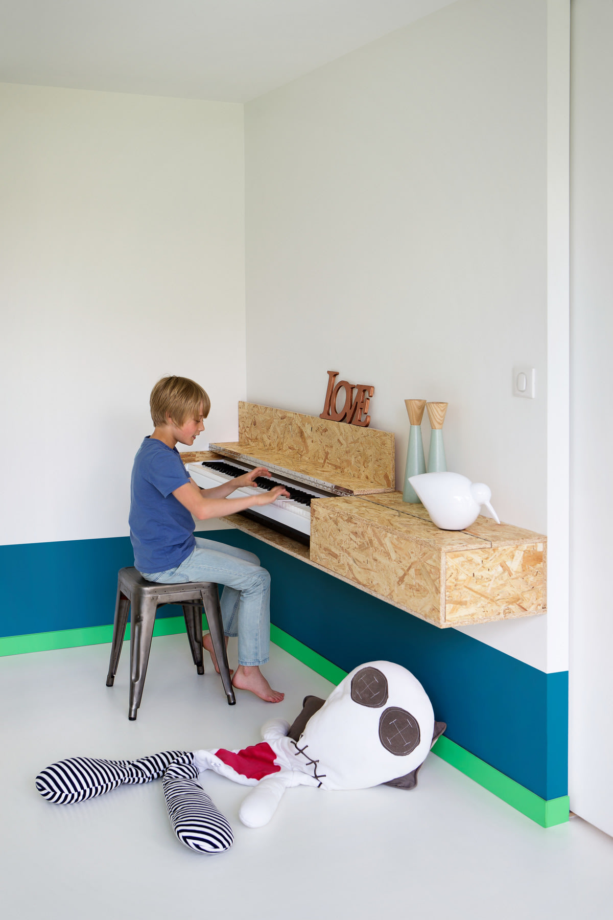 muurschildering kinderkamer lambrisering blauw en groen