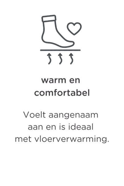 Afbeelding van een sok met een hartje boven golvende lijnen, wat warmte symboliseert. De Nederlandse tekst luidt: "warm en comfortabel. Voelt aangenaam aan en is ideaal bij vloerverwarming.