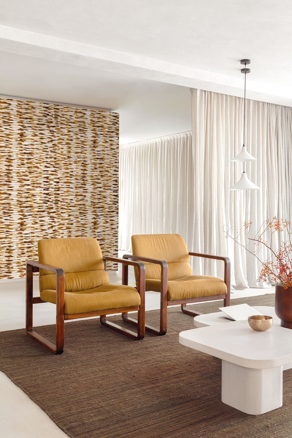 behang - woonkamer - Masureel - Erosion - DGERO503 - okergeel - cognac - donkerbruin - beige - gebroken wit - zithoek met okergeel en abstract behang