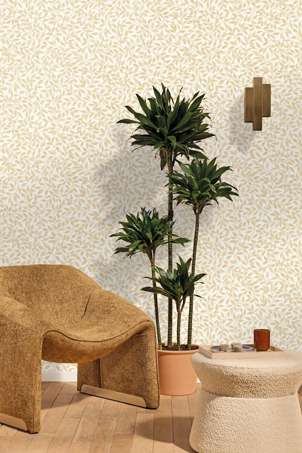 behang - woonkamer - Casalio - Moonlight 3 - 106110258 - geel  - wit - Fijn bladmotief, zacht beige