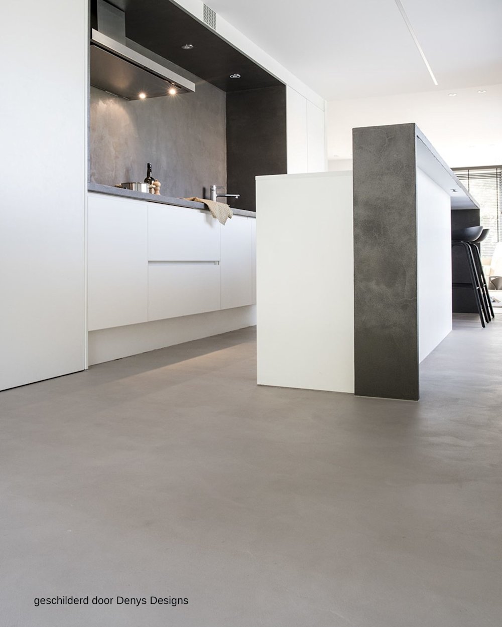 inspiratiebeeld colora – Aqua Sensa – gietvloer, witte keuken, donkere accenten – AS 12 & AS 05 – geschilderd door Denys Designs 