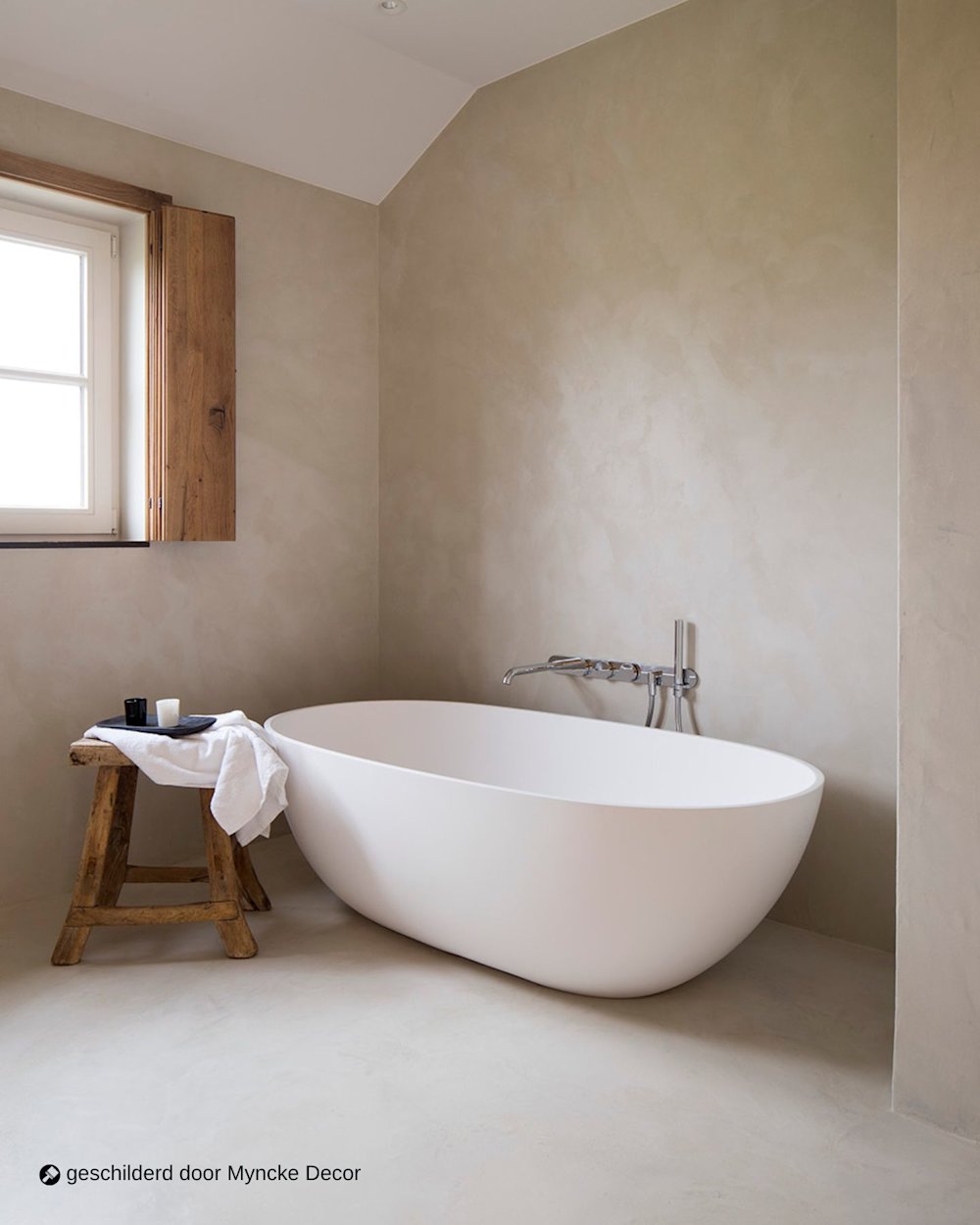 inspiratiebeeld colora – Aqua Sensa – Rustige badkamer, vrijstaand bad, zandtint – AS 02 – geschilderd door Myncke Decor