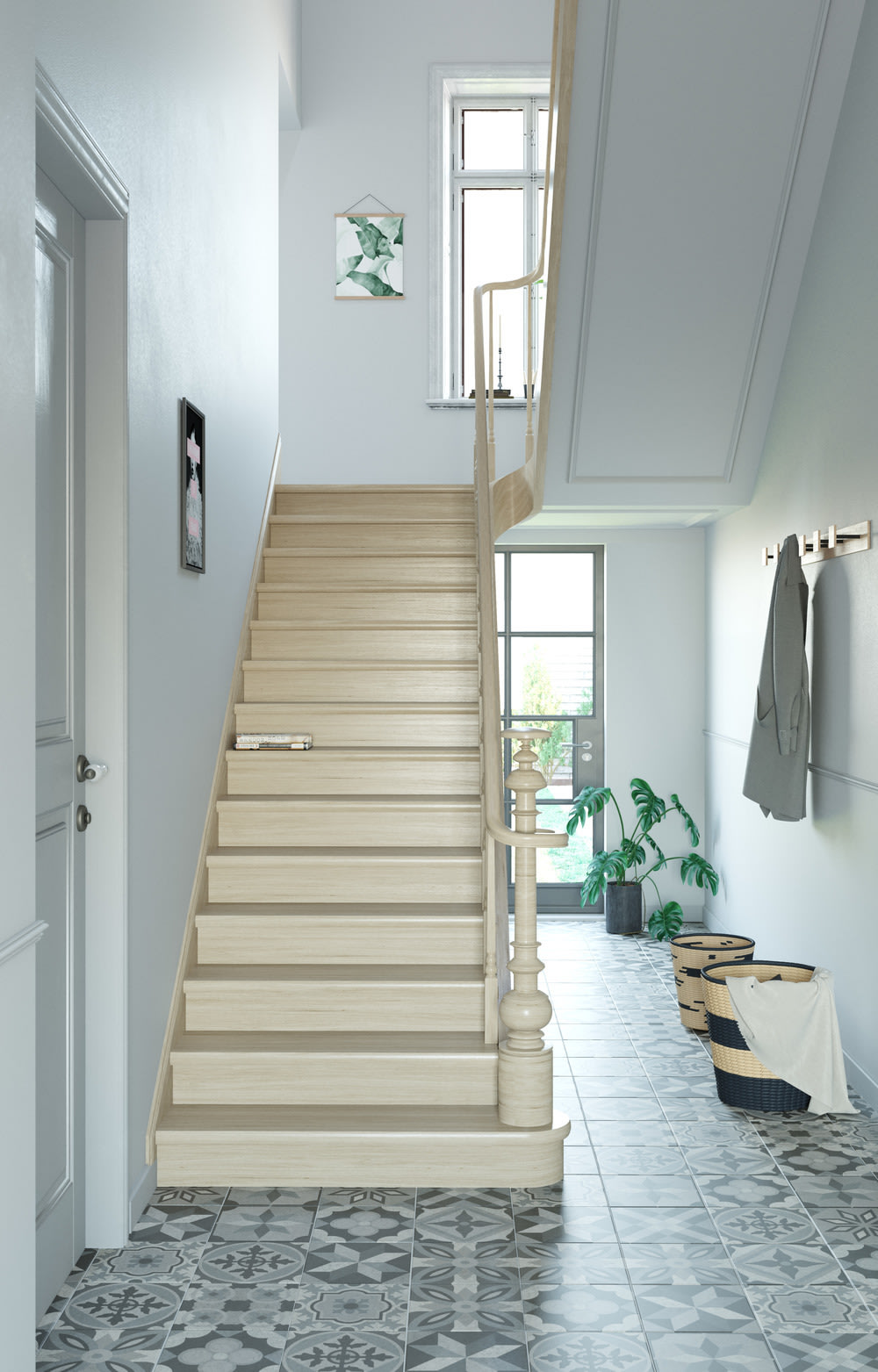 Lichte hal met lichte houten trap, tegelvloer met patroon, potplanten, twee manden, muurhaken en ingelijste muurkunst; zonlicht stroomt door een raam boven de trap.