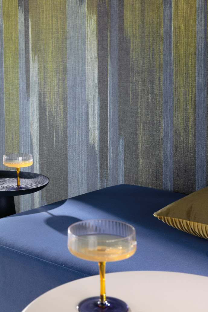 behang - woonkamer - Masureel - Serica - Holi Lime - RIC1041 - 1043B - blauw - grijs - olijfgroen - oker - lounge - poef - grafisch behang - blauw