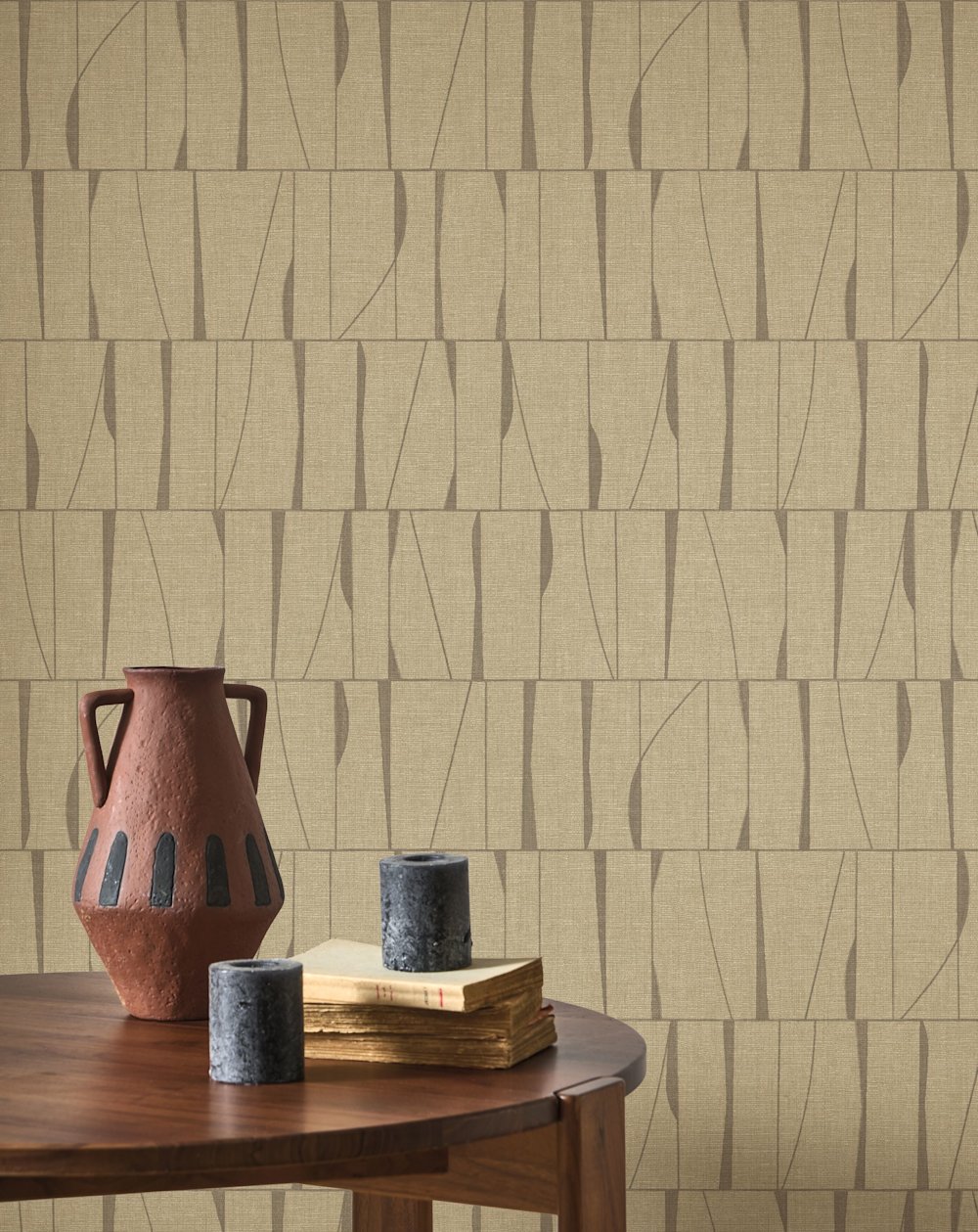 papier peint - salon - Casadeco - Rituels - 201939219 -  noir - vert - graphique papier peint beige  table en bois  vase en terre cuite  bougies décoratives