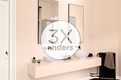 Moderne badkamer met een dubbele wastafel, twee rechthoekige spiegels, zeepdispensers en een zwarte radiator met handdoeken aan de rechterkant.
