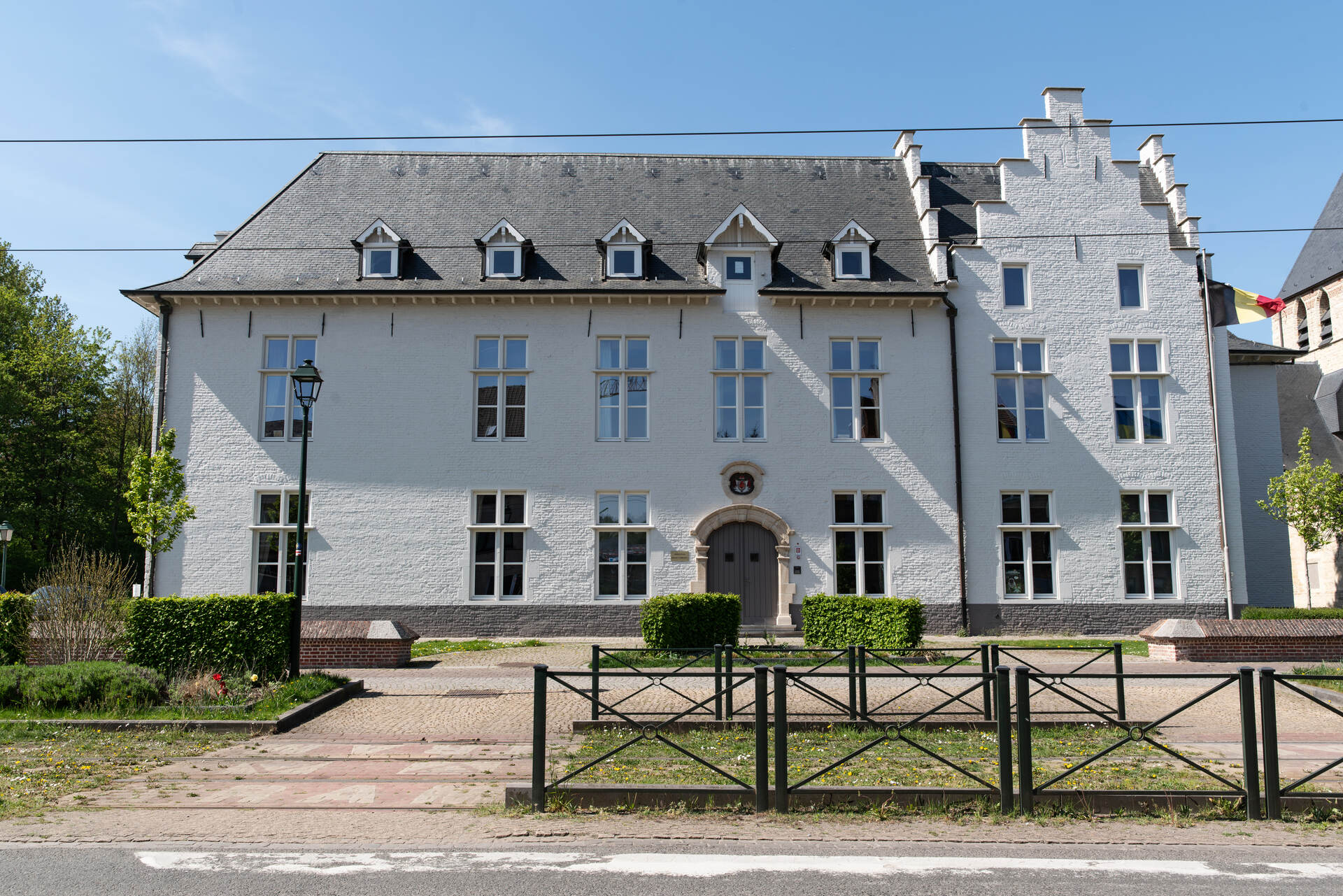 Gemeentehuis - wit - Sol-silicat - getuigenis