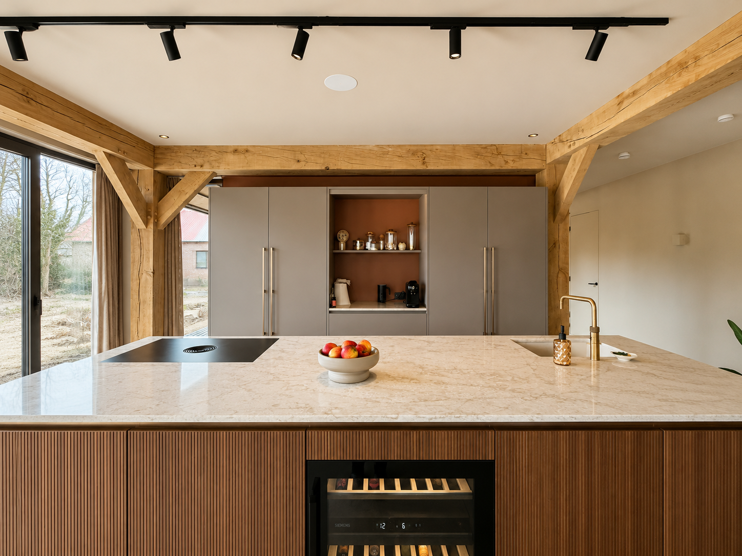colora inspiratiebeeld – woonverhaal Veghel – Open keuken met kookeiland – WE M86 Ancient White