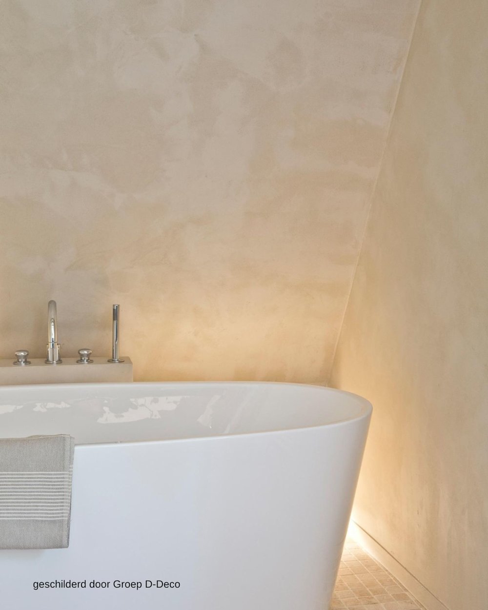 Image d'inspiration Colora – Aqua Sensa – Salle de bains chaleureuse sous un mur en pente – AS 03 – peinte par le groupe D-Deco