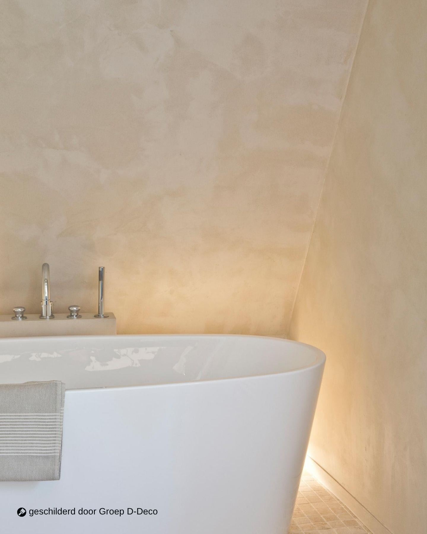 inspiratiebeeld colora – Aqua Sensa – Warme badkamer onder schuine wand  – AS 03 – geschilderd door Groep D-Deco