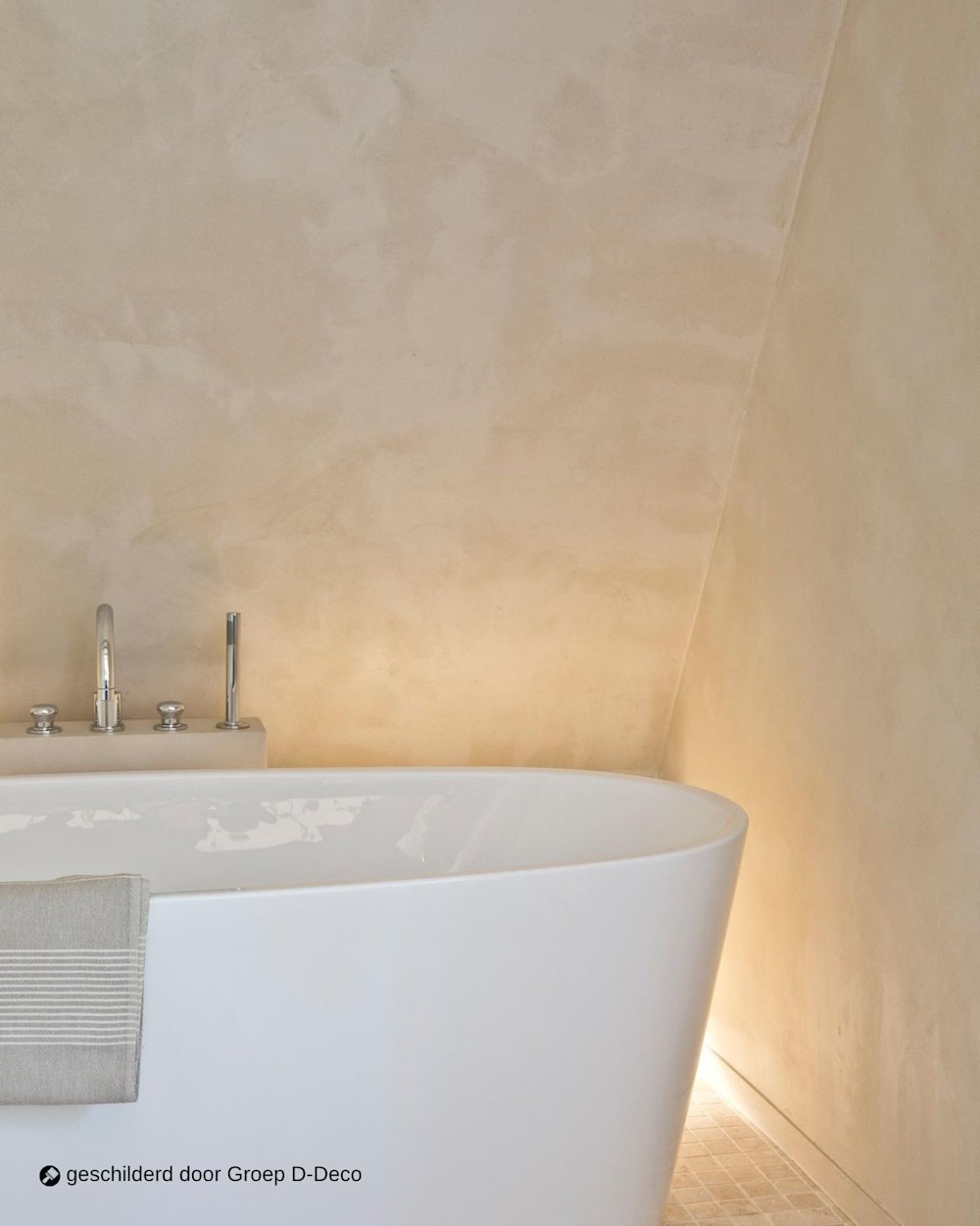 Image d'inspiration Colora – Aqua Sensa – Salle de bains chaleureuse sous un mur en pente – AS 03 – peinte par le groupe D-Deco