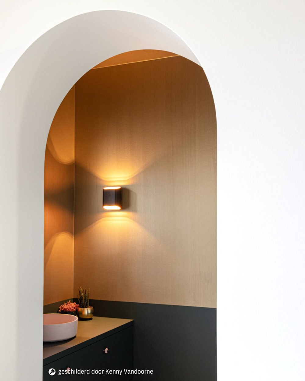 Toilet met gouden accentmuur in Metallic Chic MT 34 luxurious rust geschilderd door Kenny Vandoorne