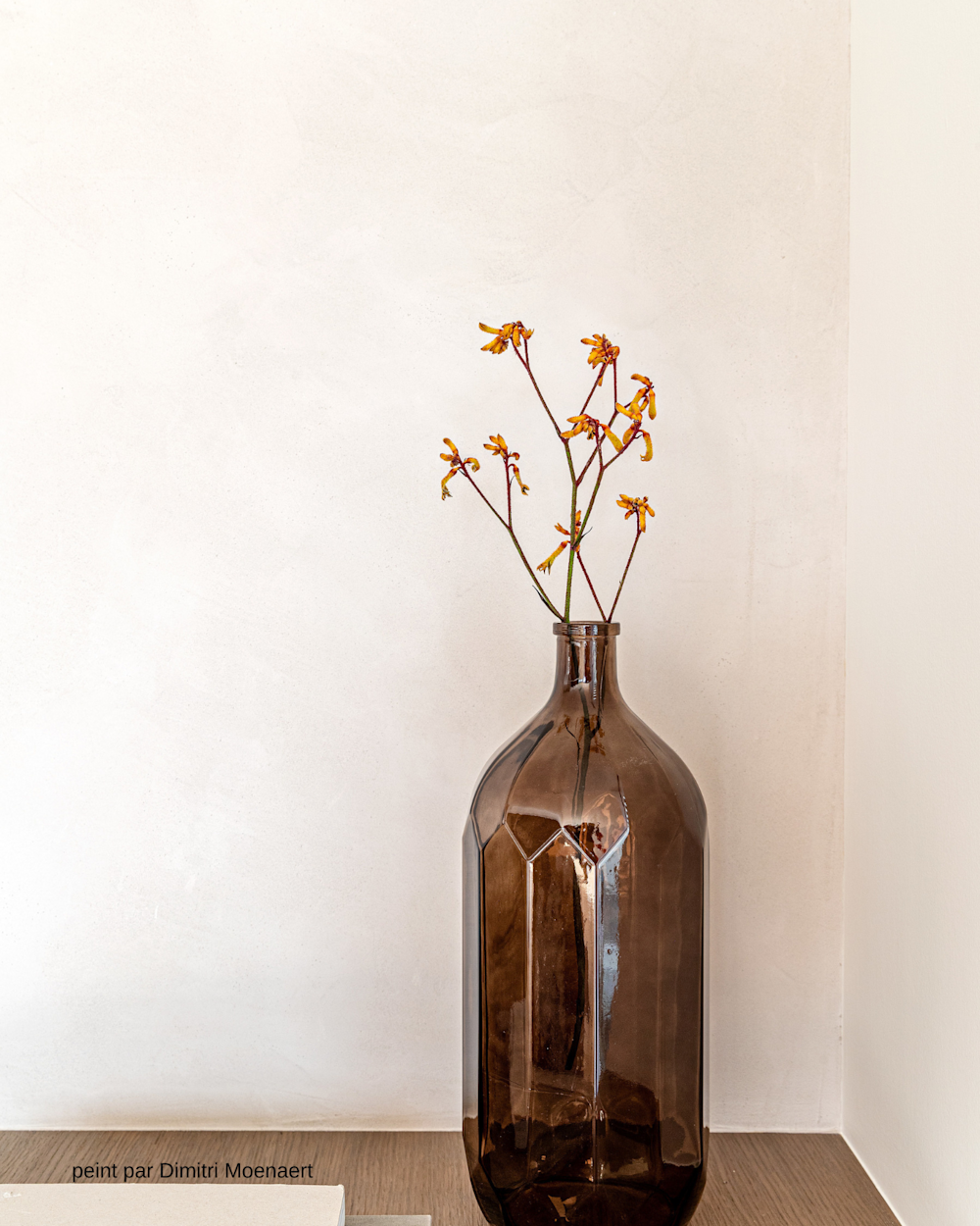 Vase minimaliste avec fleurs séchées