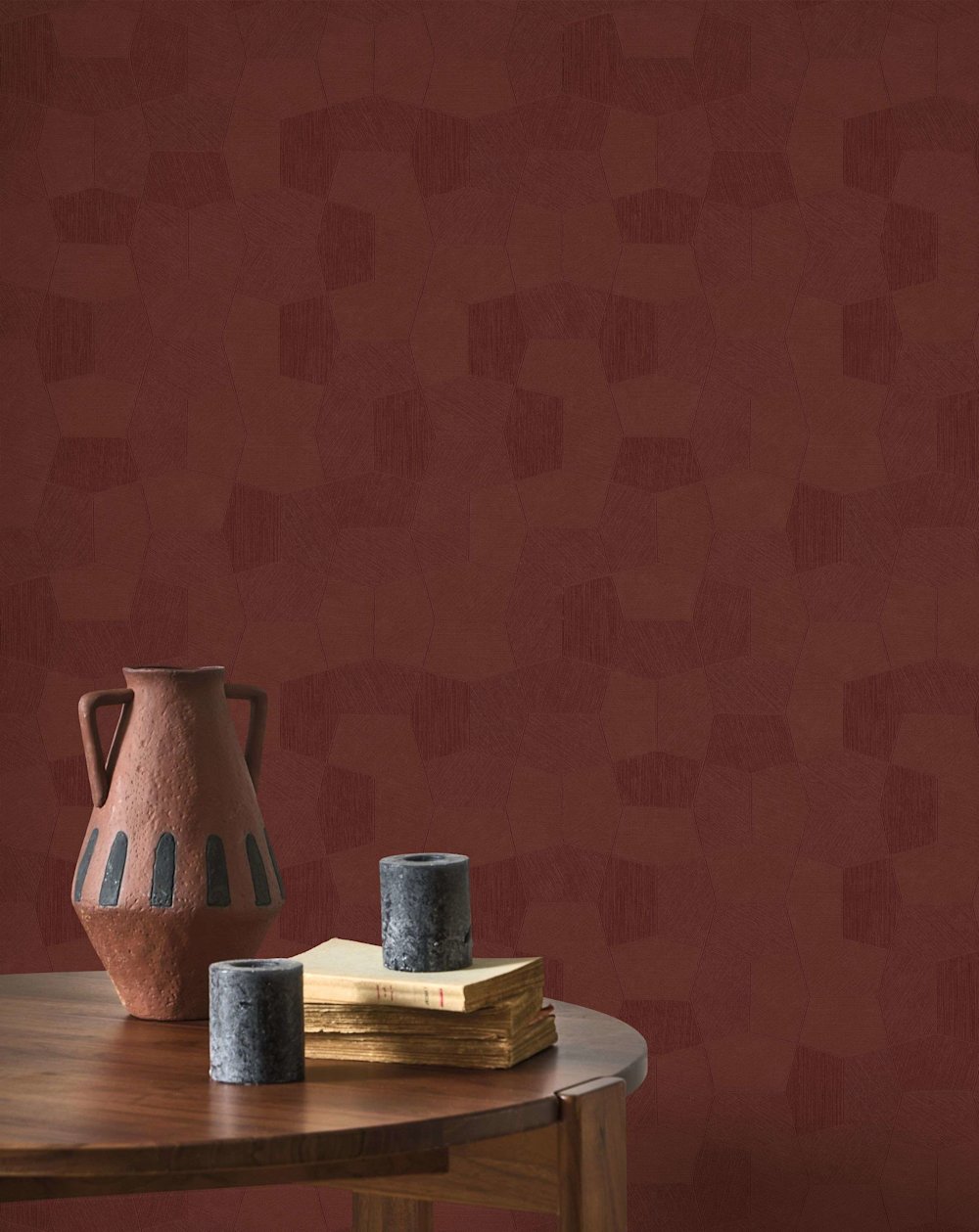 papier peint - salon - Casadeco - Solaris  - SOLA201898888   -  rouge - papier peint géométrique couleur terre cuite  table en bois  vase en céramique  bougeoirs