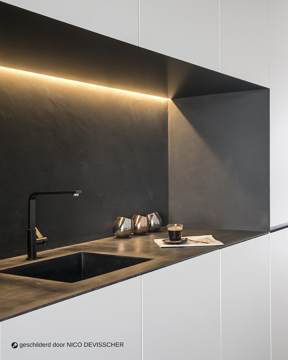 Image d'inspiration Colora – Aqua Sensa – Façade de cuisine foncée, finition minérale noire, éclairage LED d'ambiance – AS – peinte par NICO DEVISSCHER