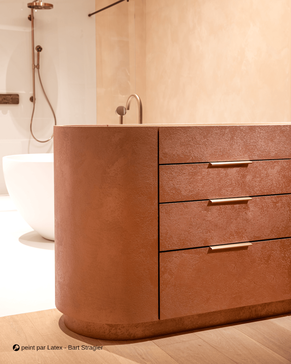 Une armoire de salle de bain couleur cuivre