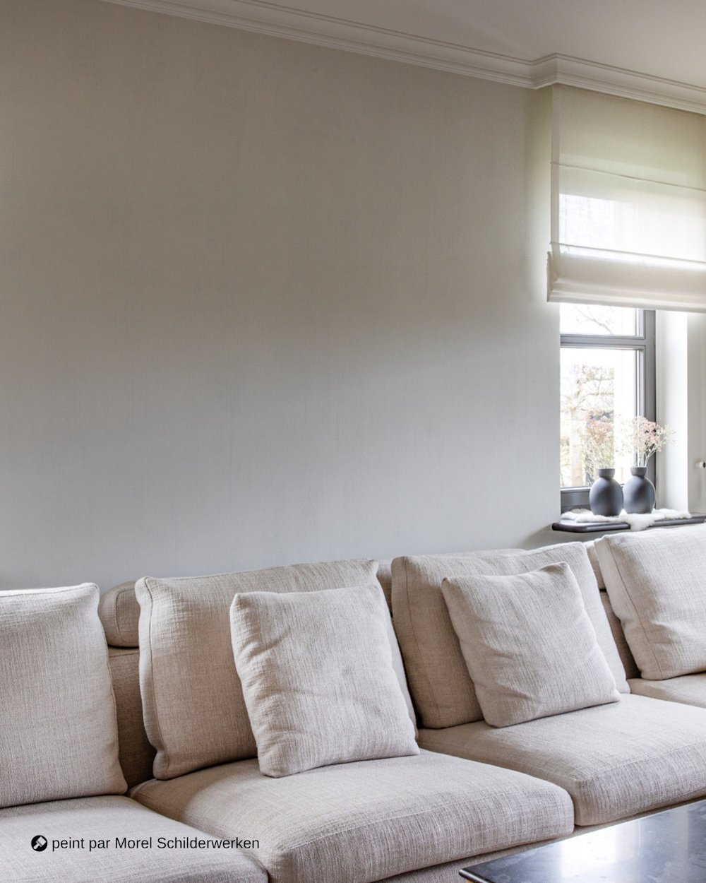 Woonkamer in Arcade Raffia in WE M12 Antique White geschilderd door Schilderwerken Morel FR