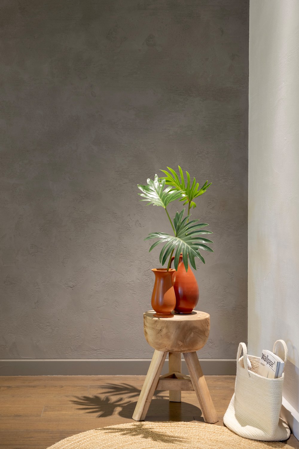 DECO - Claystuc Decay - grijs - KL 32 - woonkamer - plant - kruk