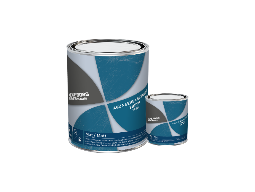 Twee blikken BOSS paints Aqua Sensa Vernis Extreme hars met blauwe en paarse labels, een grote en een kleine, beide gelabeld voor gebruik binnenshuis en matte afwerking.