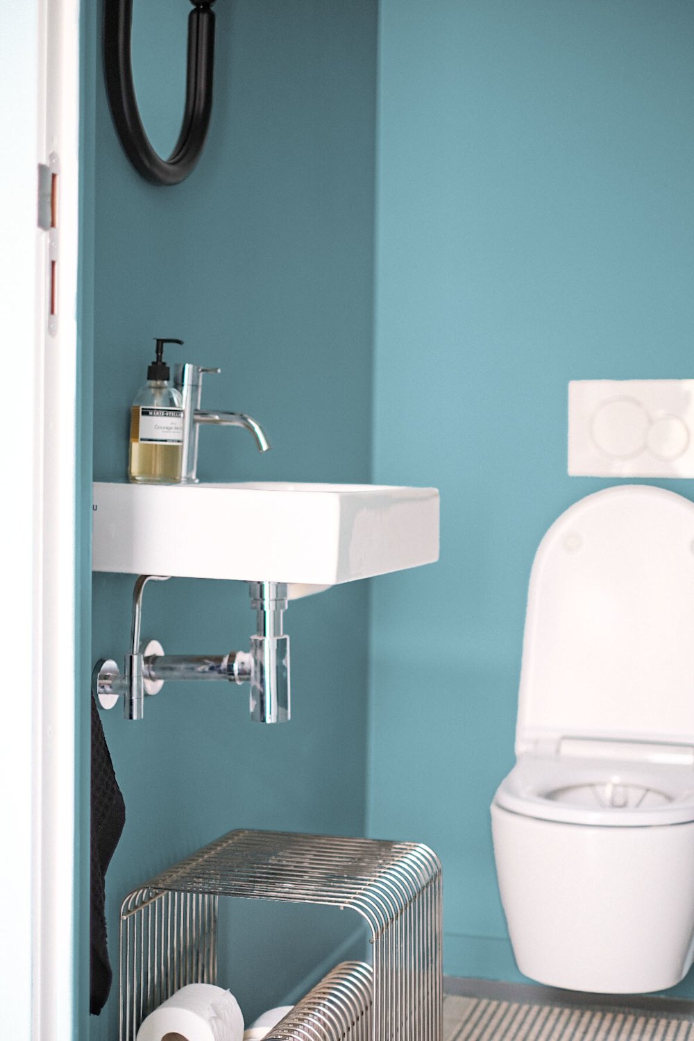 3. Fris en modern toilet in blauwgroen