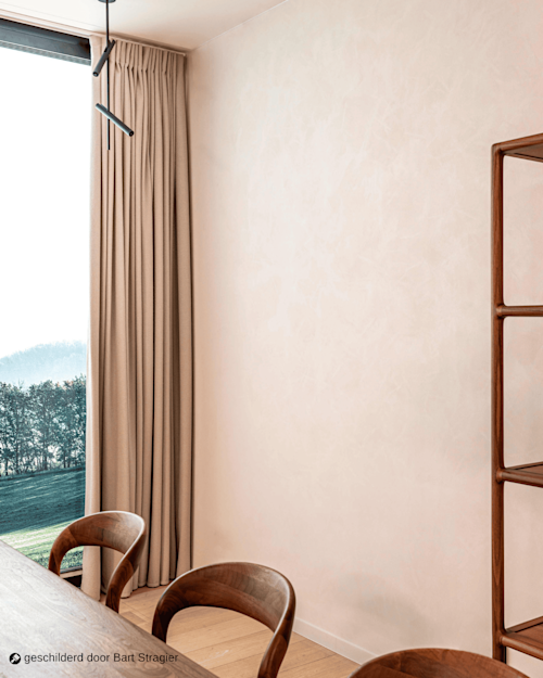 beige muur met donkerhouten meubels en gordijn open