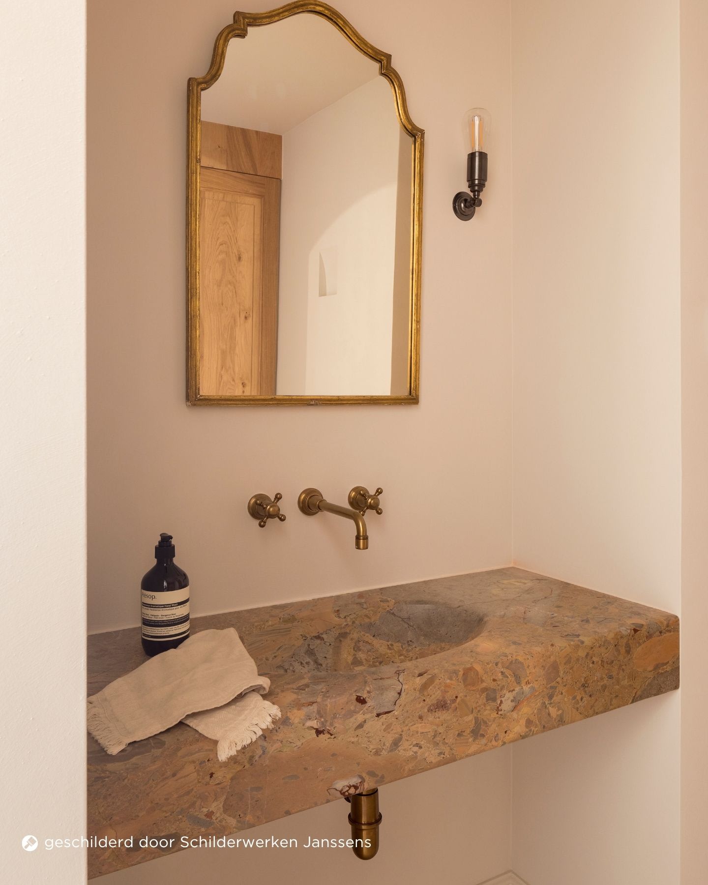 Image d'inspiration Colora – Aqua Sensa – Lavabo en pierre naturelle, robinetterie dorée, miroir décoratif, teintes neutres et chaleureuses   – AS 03 – peint par Schilderwerken Janssens