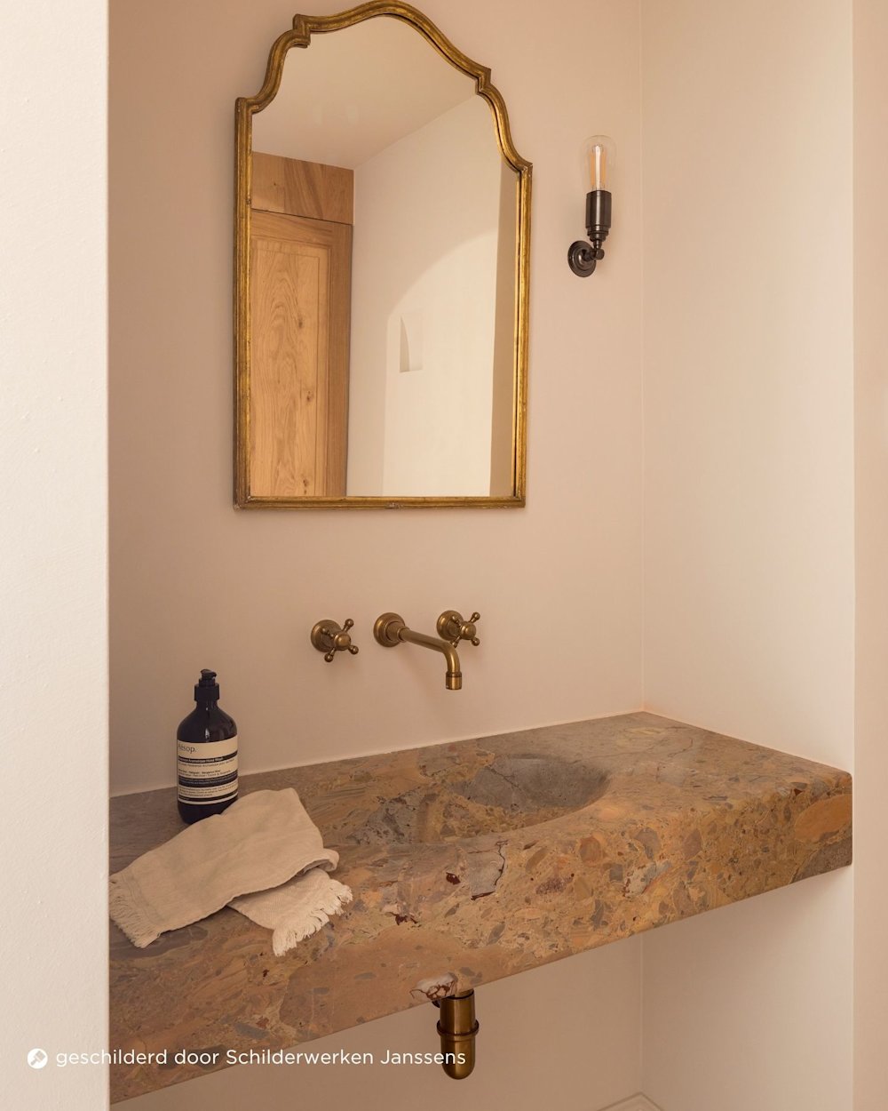 Image d'inspiration Colora – Aqua Sensa – Lavabo en pierre naturelle, robinetterie dorée, miroir décoratif, teintes neutres et chaleureuses   – AS 03 – peint par Schilderwerken Janssens