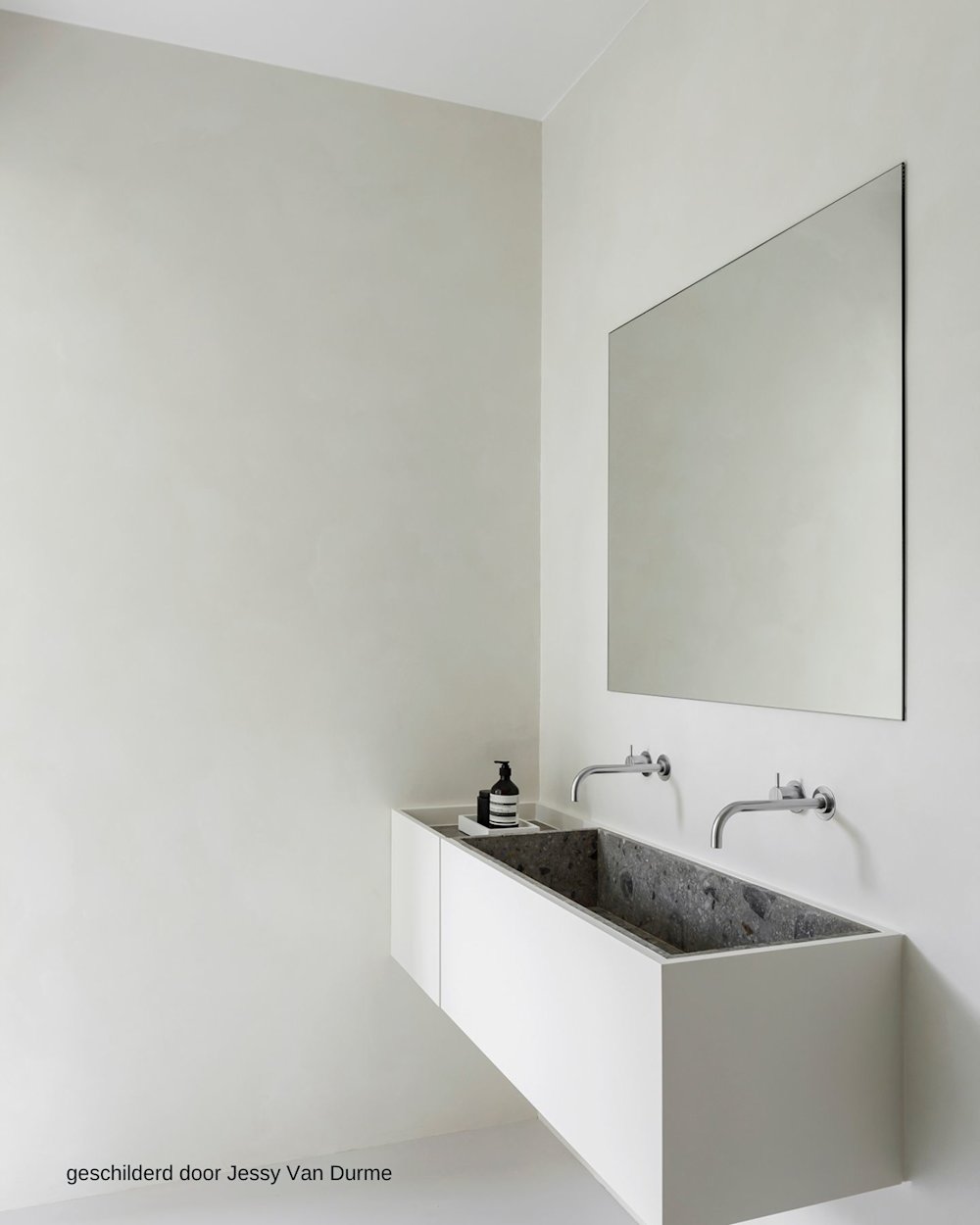 inspiratiebeeld colora – Aqua Sensa –  Minimalistische wastafel, wit, kalktextuur, rust – AS 01 – geschilderd door Jessy Van Durme 