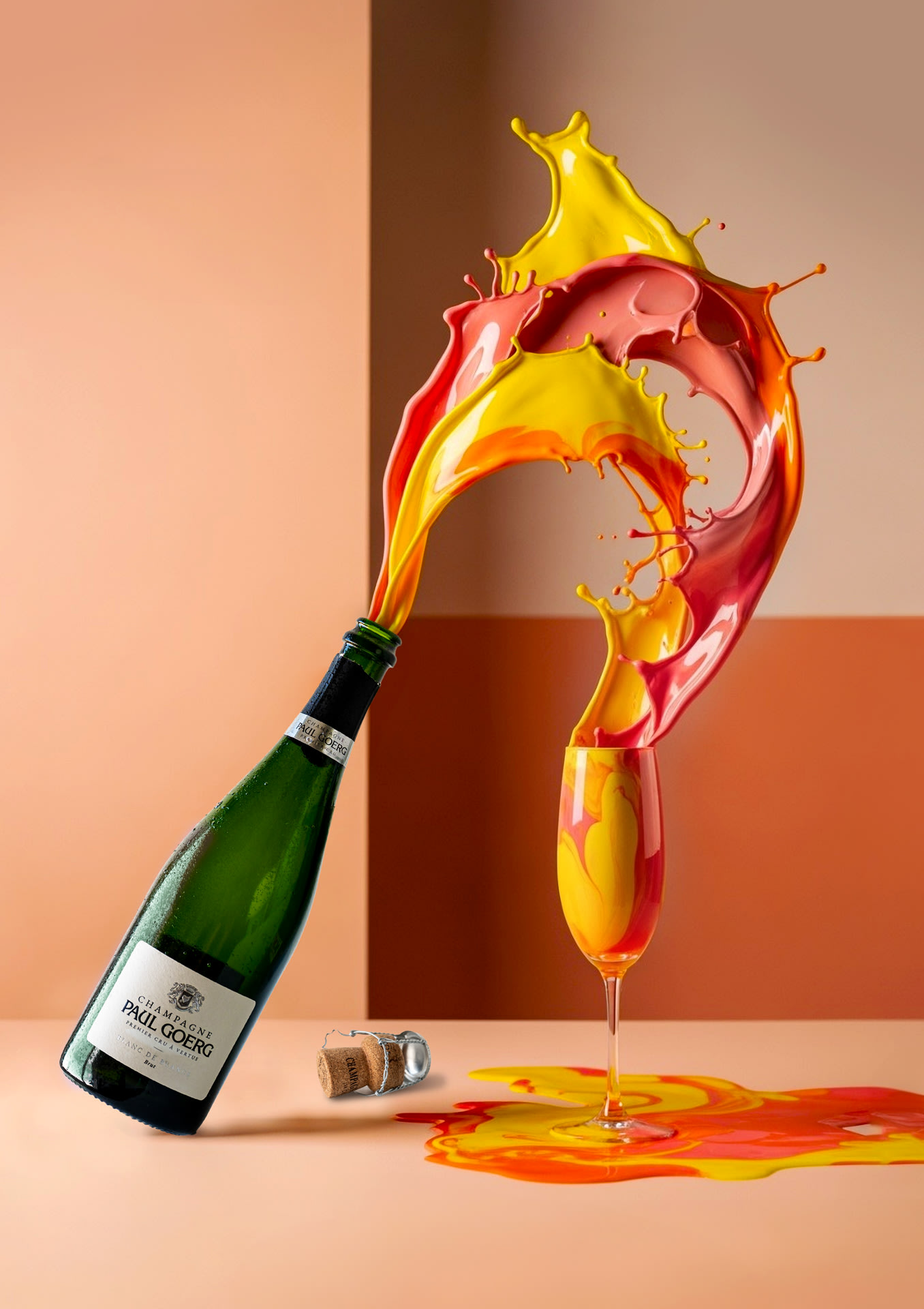 Une bouteille de champagne verse un liquide rouge et jaune coloré dans un verre, créant un splash spectaculaire avec des tourbillons semblables à de la peinture ; un bouchon repose à la surface à proximité.