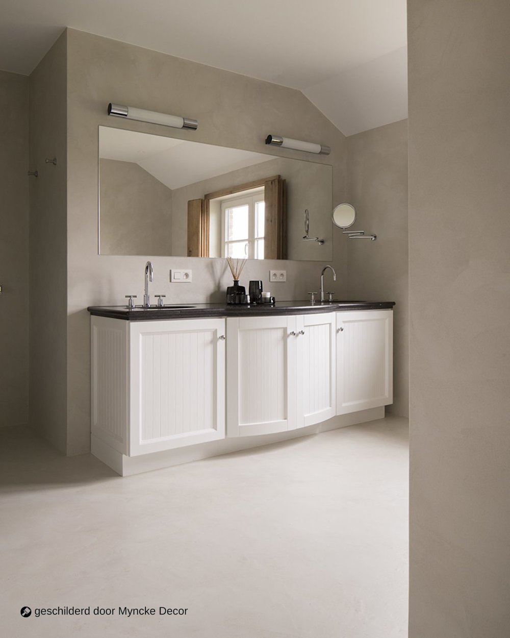 inspiratiebeeld colora – Aqua Sensa – Dubbele lavabo Warme kalkstructuur Minimalistische badkamer  – AS 02 – geschilderd door Myncke Decor 