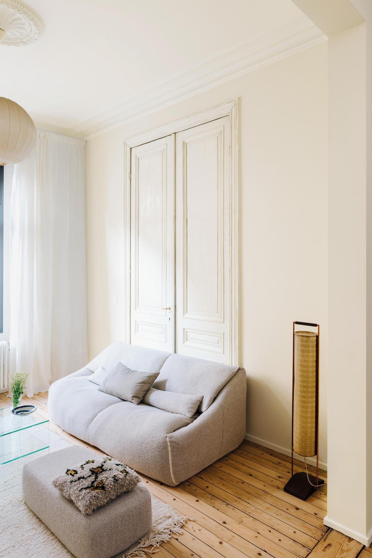 Inspiratiebeeld colora - off-white woonkamer met grijze zetel - colora magazine SS2021 - woonverhaal Senne & Eefje