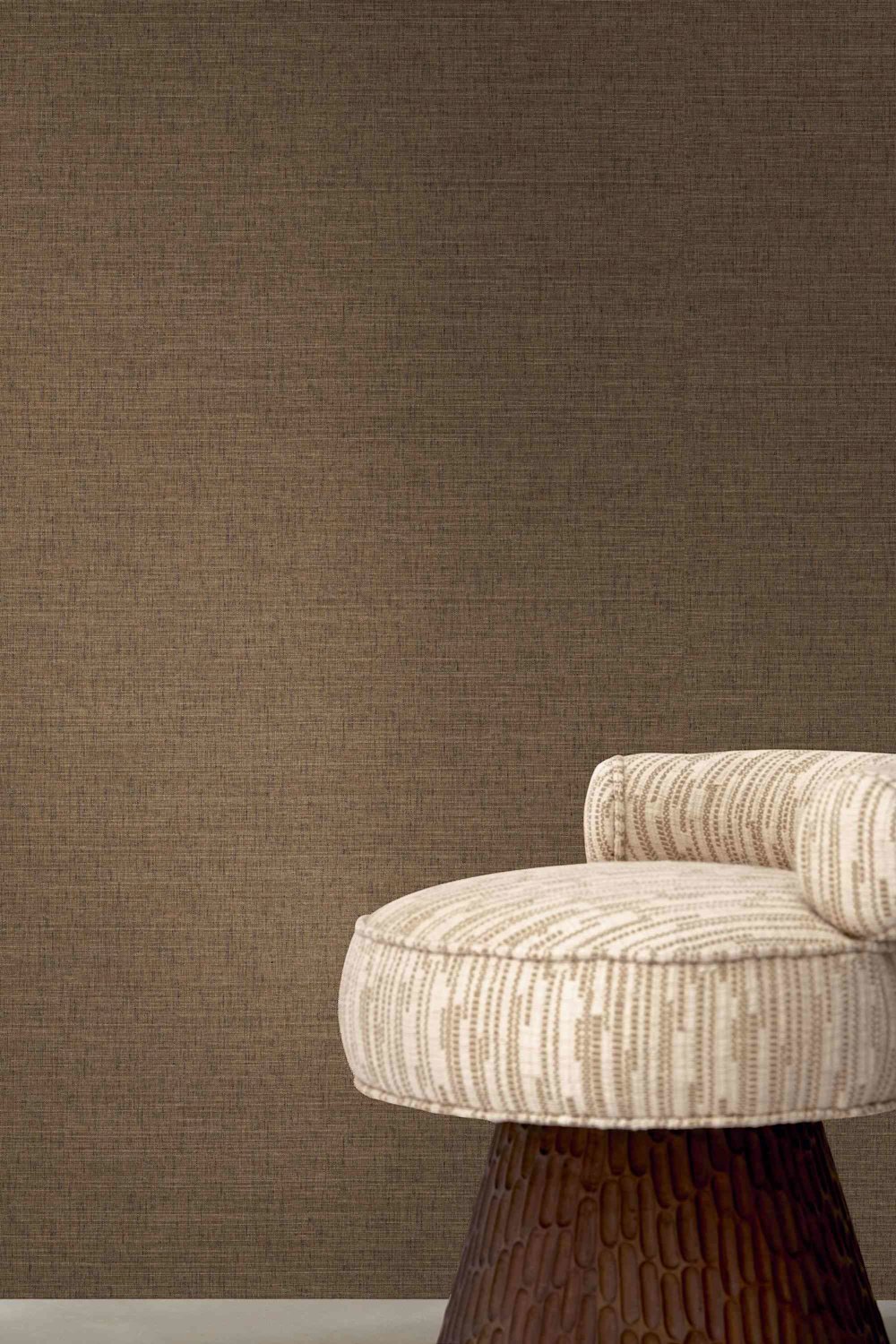 behang - woonkamer - Casamance - Tressora - 76954996 -  bruin - Effen bruine textuurmuur, gestreepte fauteuil