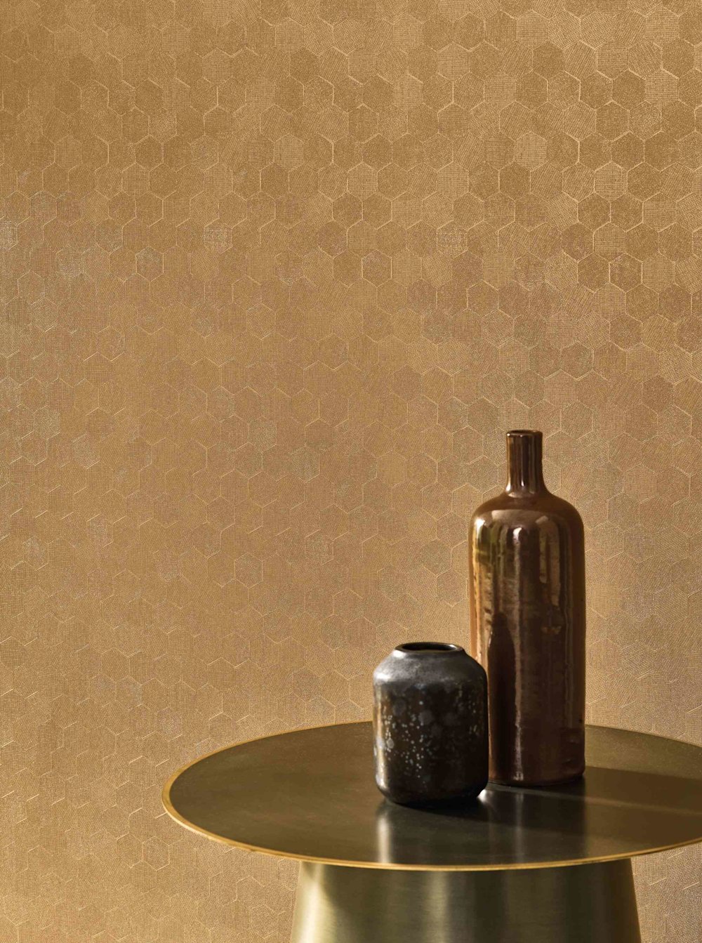 papier peint - salon - Casadeco - Solaris  -  SOLA201912888  -  doré - jaune - papier peint à motif nid d'abeille  nuances dorées  table basse métallique  vases décoratifs