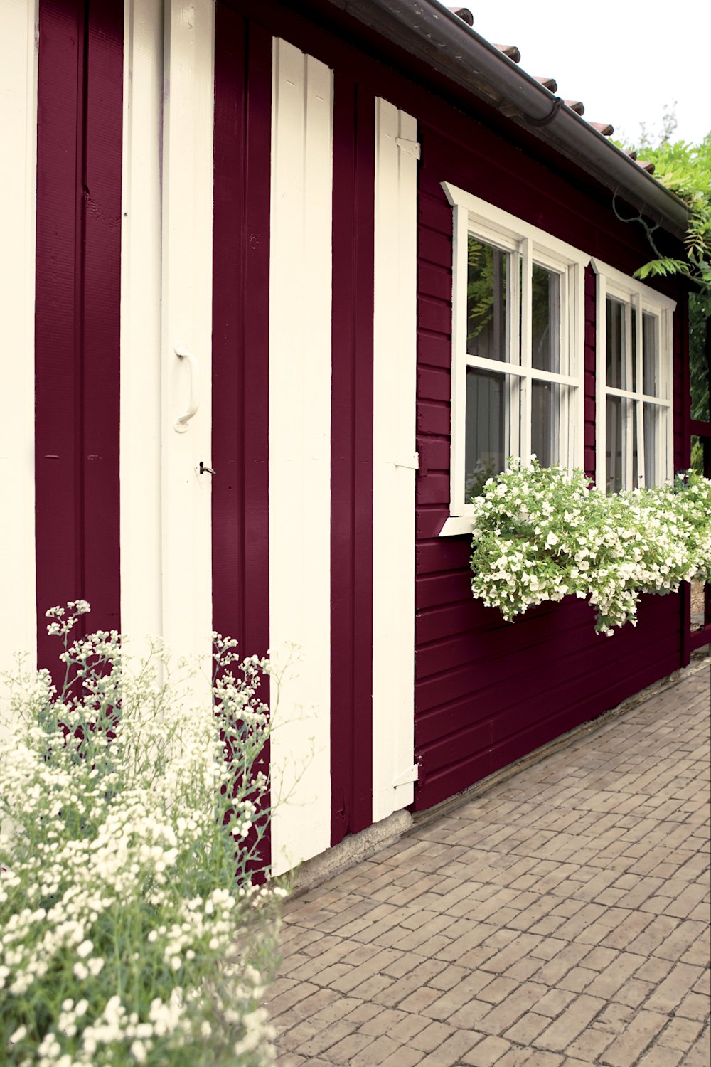 tuinhuis - buiten – rood - WE M99 red residence - wit – strepen - cottagecore - coloramagazine