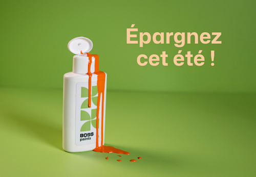 Un verre de jus jaune avec une fraise et un citron sur le bord, un pot de peinture renversé et un texte en néerlandais sur une campagne d'économies d'été.