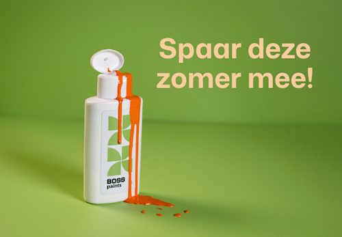 Een glas geel sap met een aardbei en citroen op de rand, een gemorst verfblik en tekst in het Nederlands over een zomerspaaractie.