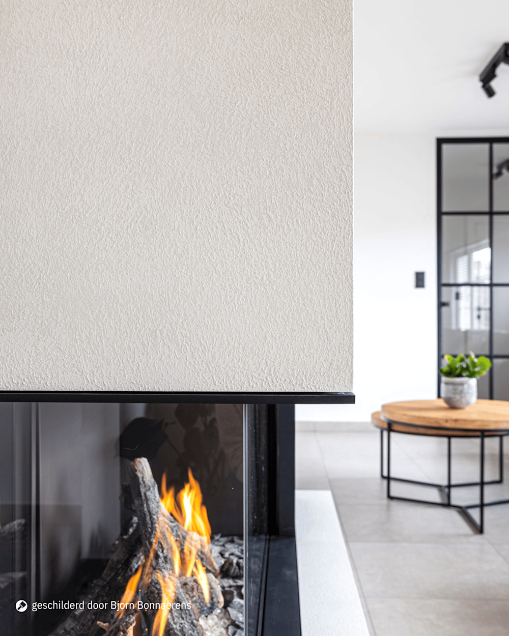 Een witte muur met open haard