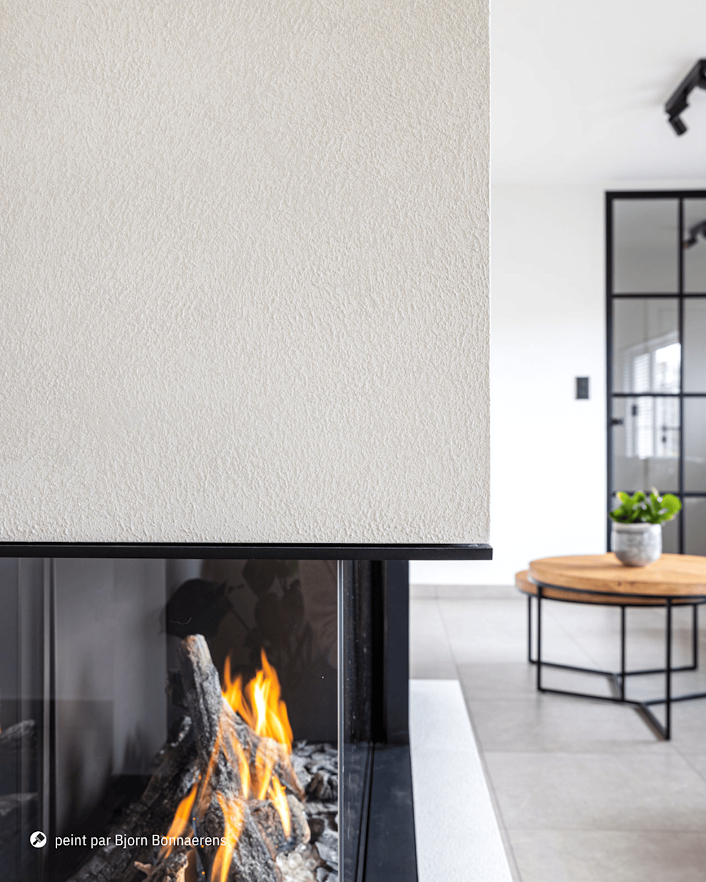  Un mur blanc avec une cheminée